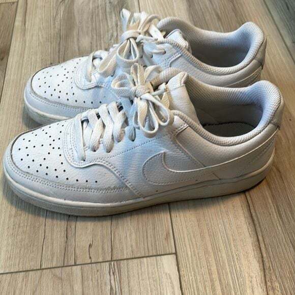 Size 7.5 Nike Low Air Force Sneakers - Picture 2 of 7